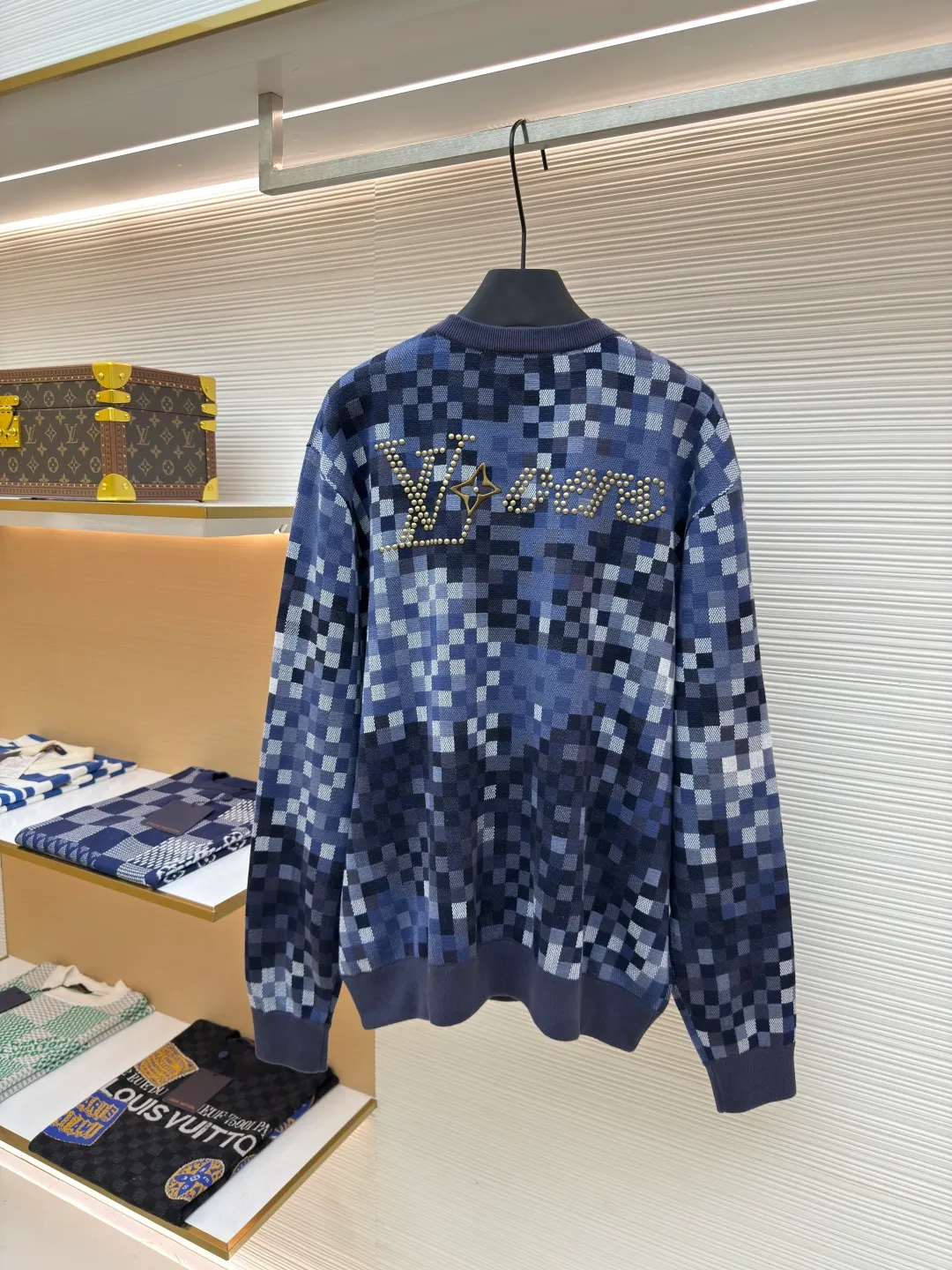 LOUIS VUITTON mosaic jacquard pullover ●Authentic product: 15600 purchased and developed ●Item number: 1680304-C55 ●Fabric: cotton fabric ●Technology: jacquard production ●Version: fitted version ●Weight: about 610 grams ●Size: elements, showing a delicate texture like snake leather. The intricate jacquard texture reflects Micro Der details, and the embroidered logo embellishes the chest, making it easy to integrate into everyday looks. Standard fit with all-over Snakoflage jacquard logo embroidered on the chest, Marque at center back, 1.VuittonDeposee embroidered patches at ribbed collar, cuffs and hem. The overall wiring is straight and delicate, the fabric is comfortable and soft, and the color is consistent without color difference. It can be matched with the same style to create a fashionable look and control various occasions. Customized accessories, complete with three standards, same style for men and women!